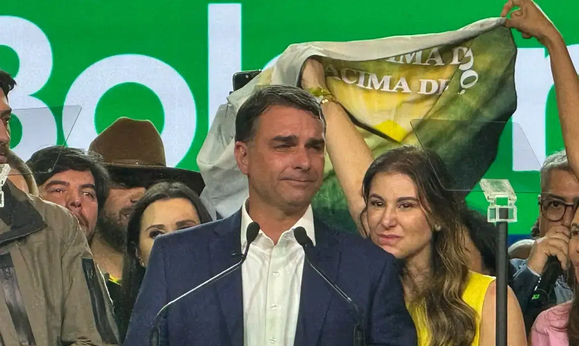 Flávio Bolsonaro errou, foi moleque e agora precisa arcar com as consequências